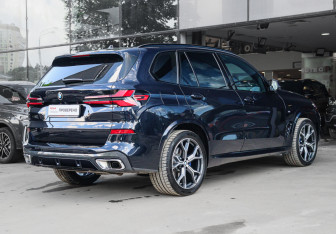 Подержанный автомобиль BMW X5 2025 года (4 фото)