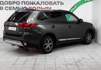 Подержанный автомобиль Mitsubishi Outlander 2018 года (4 фото)