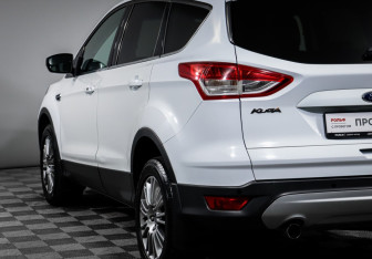 Подержанный автомобиль Ford Kuga 2014 года (19 фото)