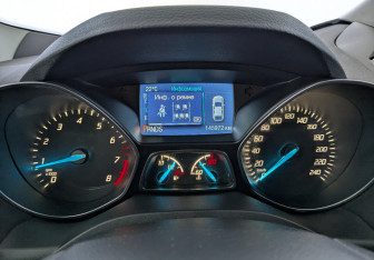 Подержанный автомобиль Ford Kuga 2015 года (13 фото)