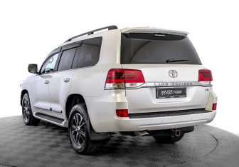Подержанный автомобиль Toyota Land Cruiser Suv 2016 года (7 фото)