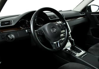 Подержанный автомобиль Volkswagen Passat Sedan 2013 года (9 фото)