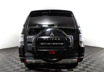 Подержанный автомобиль Mitsubishi Pajero 2014 года (6 фото)
