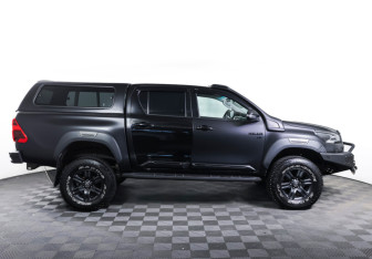 Подержанный автомобиль Toyota Hilux 2022 года (4 фото)