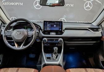 Подержанный автомобиль Toyota RAV4 2020 года (14 фото)