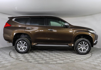 Подержанный автомобиль Mitsubishi Pajero Sport 2019 года (4 фото)