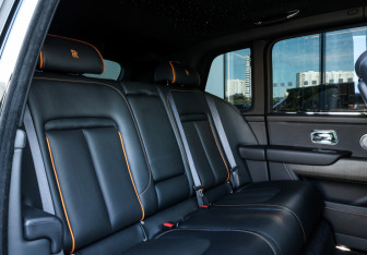 Подержанный автомобиль Rolls-Royce Cullinan 2019 года (13 фото)