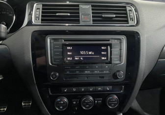 Подержанный автомобиль Volkswagen Jetta Sedan 2016 года (13 фото)