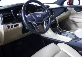 Подержанный автомобиль Cadillac XT5 2017 года (15 фото)