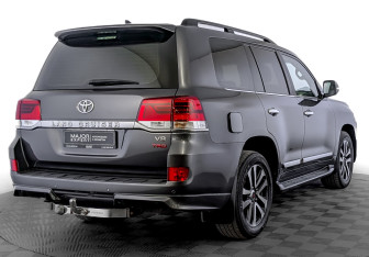 Подержанный автомобиль Toyota Land Cruiser Suv 2019 года (5 фото)