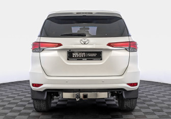 Подержанный автомобиль Toyota Fortuner 2022 года (6 фото)