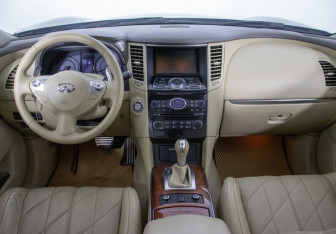 Подержанный автомобиль Infiniti QX70 2014 года (13 фото)