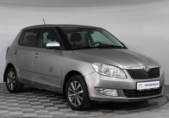 Подержанный автомобиль Skoda Fabia Hatchback 2011 года (2 фото)