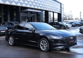 Подержанный автомобиль Hyundai Sonata 2021 года (3 фото)