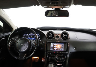 Подержанный автомобиль Jaguar XJ 2015 года (12 фото)