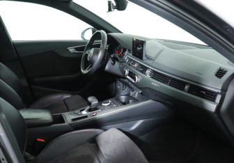 Подержанный автомобиль Audi A4 Sedan 2019 года (9 фото)