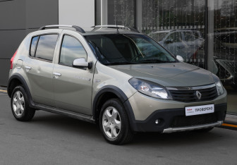 Подержанный автомобиль Renault Sandero 2013 года (2 фото)