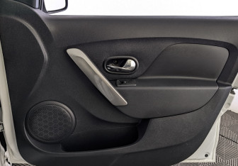 Подержанный автомобиль Renault Logan Sedan 2017 года (23 фото)