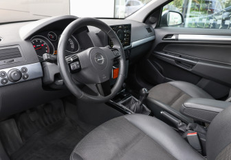Подержанный автомобиль Opel Astra Wagon 2011 года (14 фото)