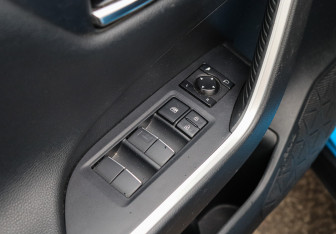 Подержанный автомобиль Toyota RAV4 2020 года (13 фото)