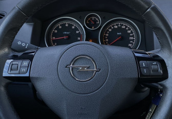 Подержанный автомобиль Opel Astra Sedan 2013 года (15 фото)
