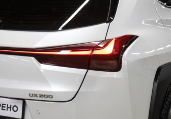Подержанный автомобиль Lexus UX 2021 года (25 фото)