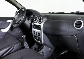 Подержанный автомобиль Renault Sandero 2011 года (11 фото)