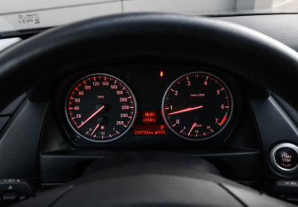 Подержанный автомобиль BMW X1 2011 года (12 фото)