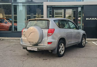 Подержанный автомобиль Toyota RAV4 2006 года (5 фото)