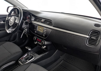 Подержанный автомобиль Kia Rio Sedan 2017 года (13 фото)