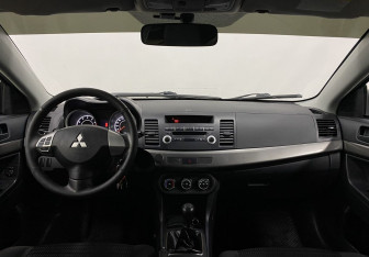 Подержанный автомобиль Mitsubishi Lancer Sedan 2012 года (11 фото)