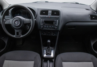 Подержанный автомобиль Volkswagen Polo Sedan 2014 года (13 фото)