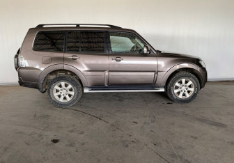Подержанный автомобиль Mitsubishi Pajero 2014 года (7 фото)