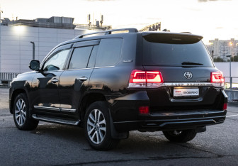 Подержанный автомобиль Toyota Land Cruiser Suv 2016 года (7 фото)