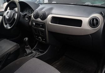 Подержанный автомобиль Renault Logan Sedan 2011 года (9 фото)