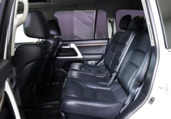 Подержанный автомобиль Toyota Land Cruiser Suv 2015 года (11 фото)