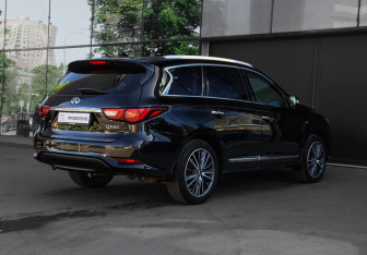 Подержанный автомобиль Infiniti QX60 2017 года (4 фото)