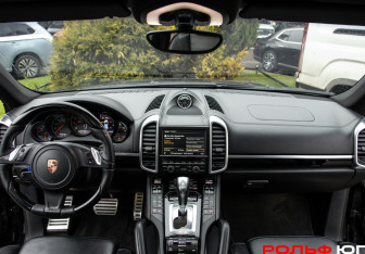 Подержанный автомобиль Porsche Cayenne 2013 года (10 фото)