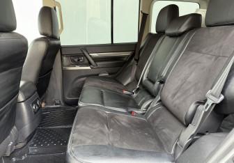 Подержанный автомобиль Mitsubishi Pajero 2014 года (11 фото)