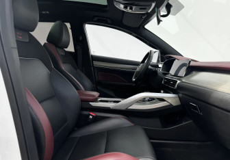Подержанный автомобиль Geely Coolray 2023 года (10 фото)