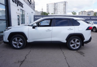 Подержанный автомобиль Toyota RAV4 2020 года (8 фото)