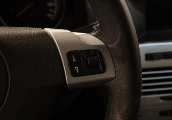 Подержанный автомобиль Opel Astra Sedan 2009 года (16 фото)