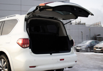 Подержанный автомобиль Infiniti QX80 2014 года (18 фото)