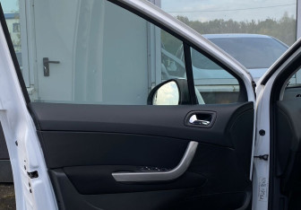 Подержанный автомобиль Peugeot 308 Hatchback 2009 года (14 фото)