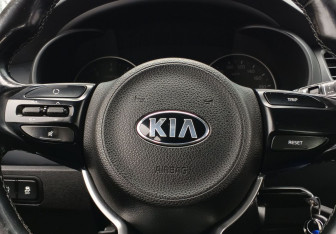 Подержанный автомобиль Kia Rio Sedan 2017 года (11 фото)