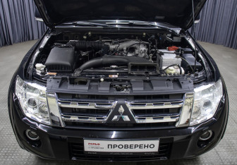 Подержанный автомобиль Mitsubishi Pajero 2013 года (9 фото)