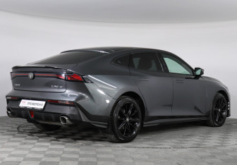 Подержанный автомобиль Changan UNI-V 2023 года (5 фото)