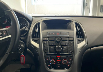Подержанный автомобиль Opel Astra Hatchback 2012 года (16 фото)