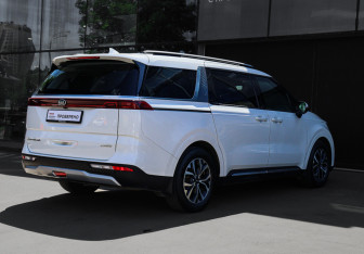 Подержанный автомобиль Kia Carnival 2021 года (4 фото)
