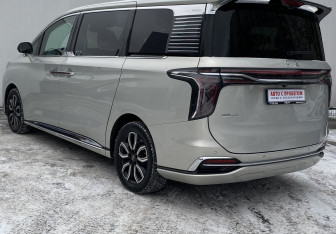 Подержанный автомобиль Hongqi HQ9 2022 года (7 фото)